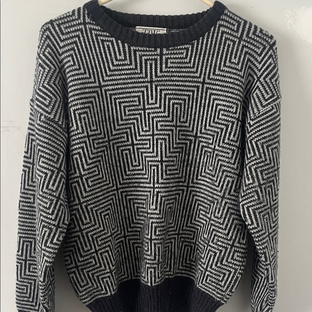 Chic Maze Patterned Black and White Sweater